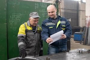 Начальник цеха металлоконструкций Олег Шендеров и слесарь по сборке металлоконструкций Владимир Крупенько